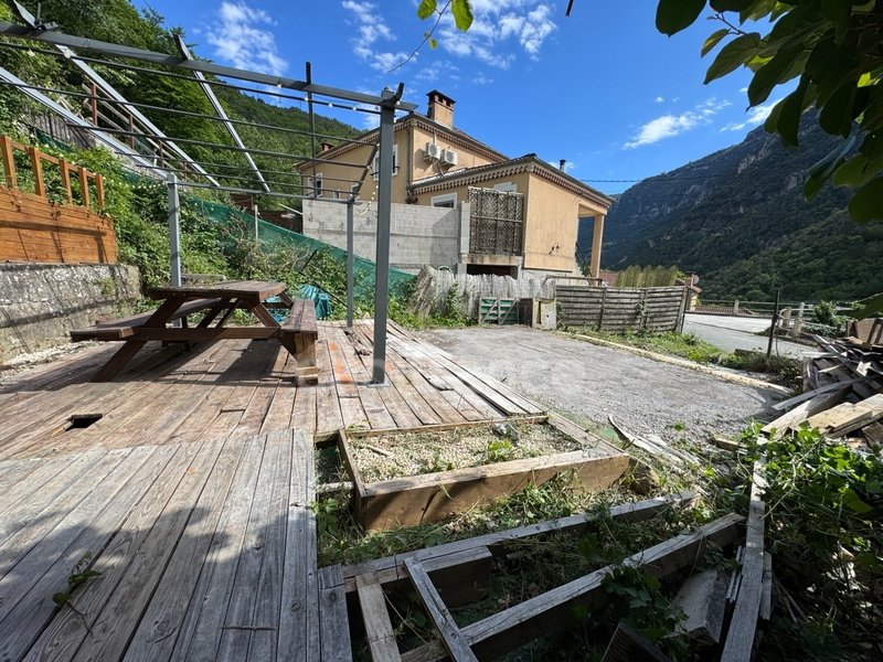 Maison à Clans, 104 m² sur 1228 m² de terrain — photo 2
