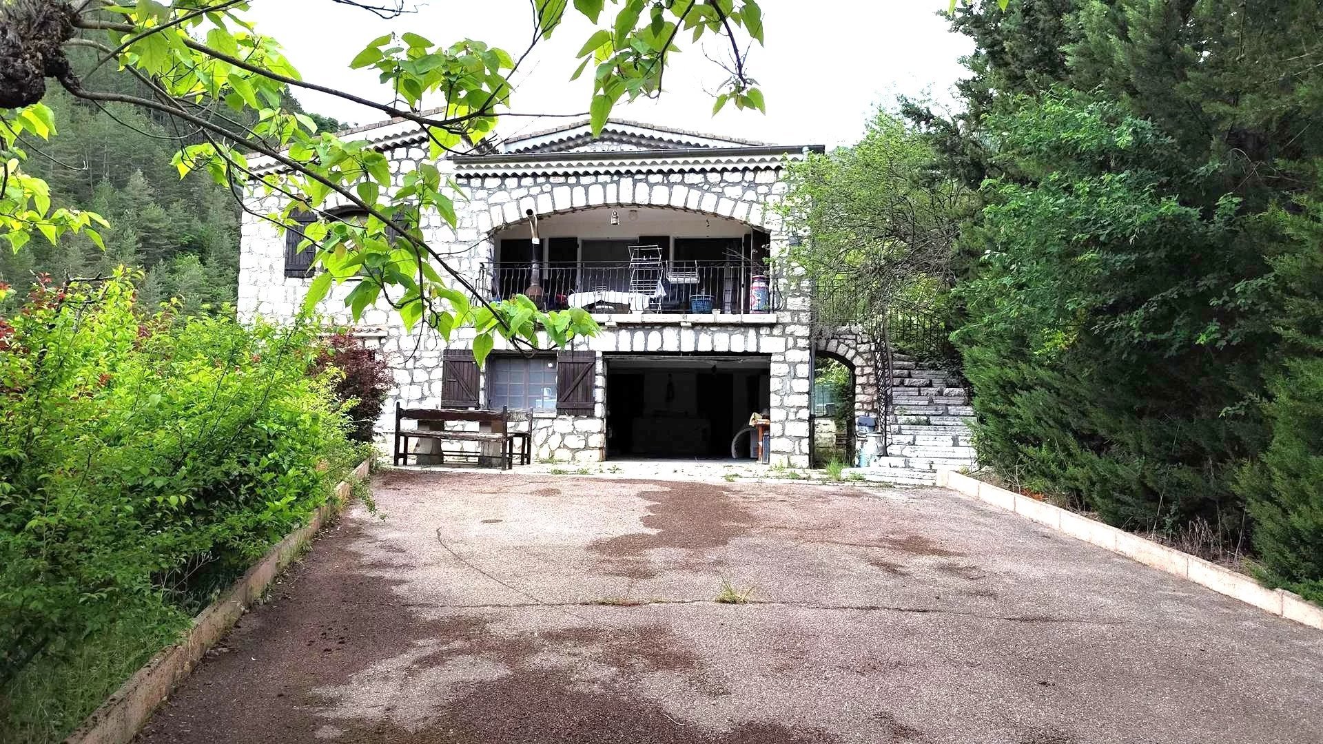 Maison à Daluis, 98 m² sur 1968 m² de terrain — photo 3