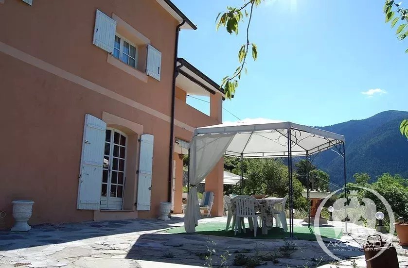 Maison à La Brigue, 129 m² sur 40000 m² de terrain — photo 2