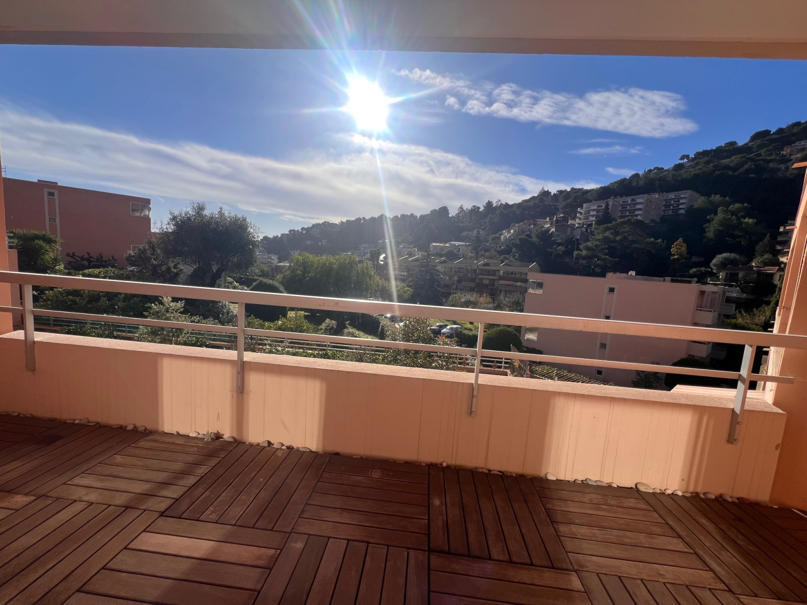 EN EXCLUSIVITE -MENTON- Résidence L'EDENVAL- Appartement de 4 pièces de 83m2 Traversant avec Terrasse et Balco — photo 2
