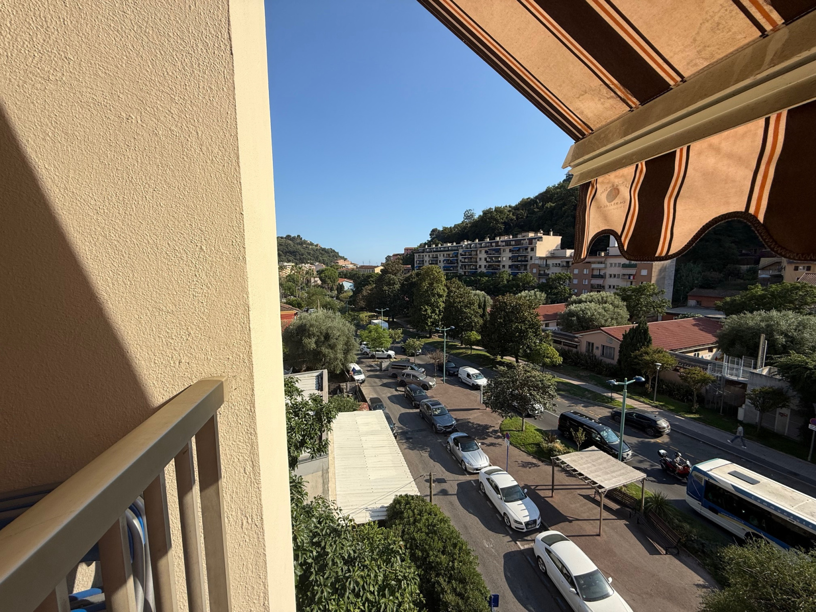 Dans une jolie résidence spacieux T3 étage élevé traversant terrasse-balcon-possibilité parking extérieur priv — photo 3