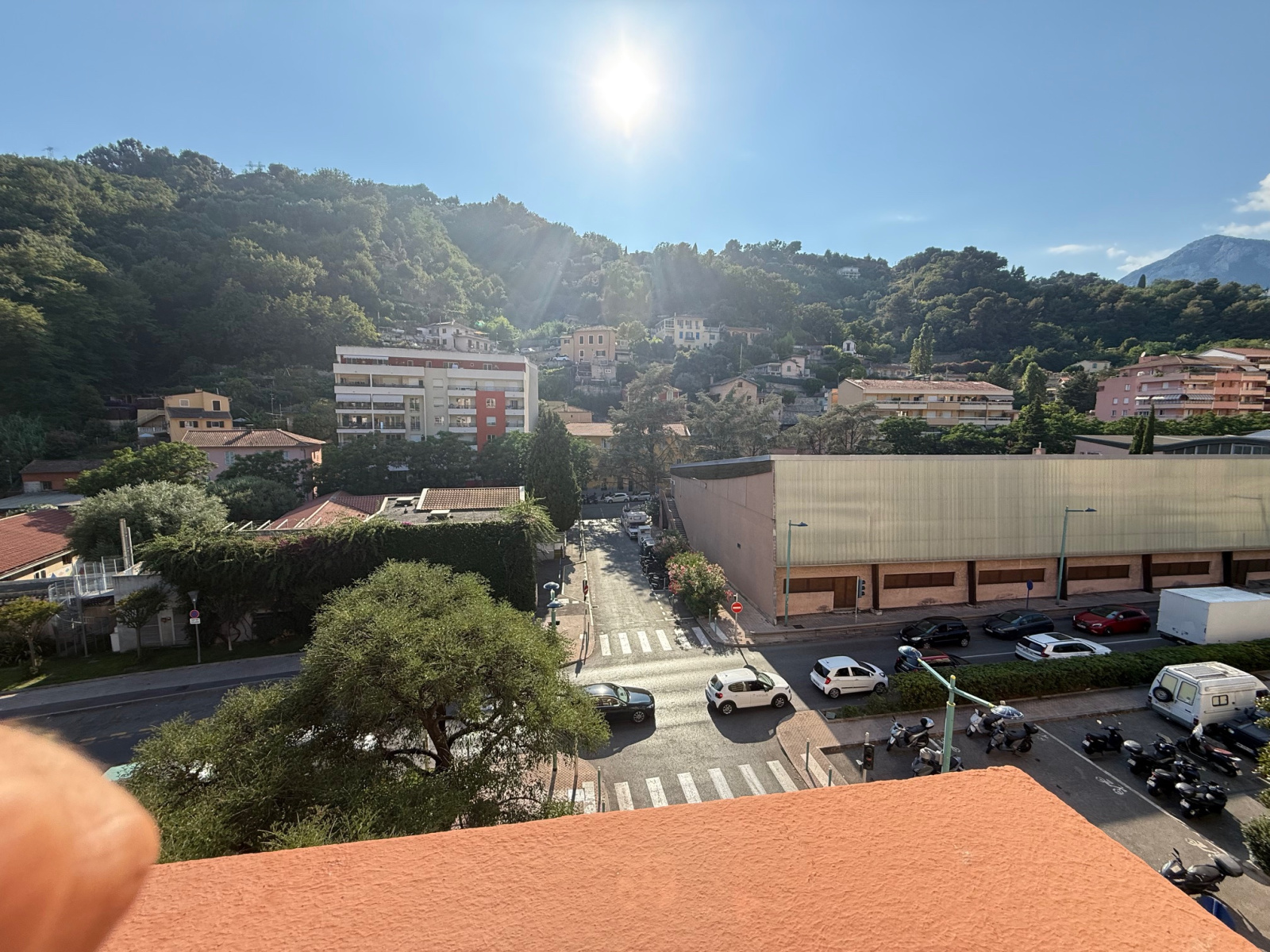 Dans une jolie résidence spacieux T3 étage élevé traversant terrasse-balcon-possibilité parking extérieur priv — photo 4
