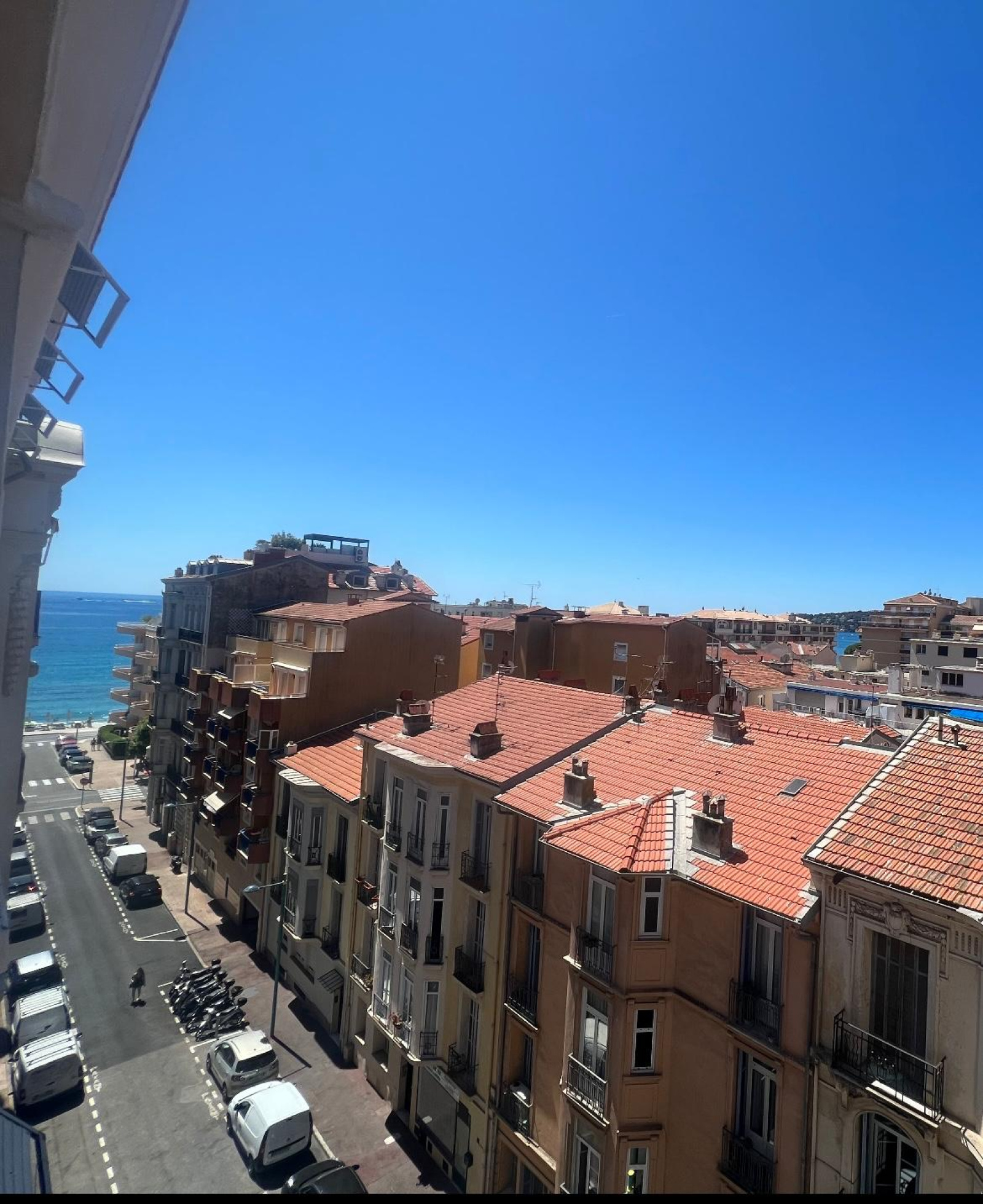 EN EXCLUSIVITE- CENTRE MENTON- Bourgeois de 105m2 de 4/5 Pièces- Exposition Ouest lumineux avec aperçu mer — photo 1