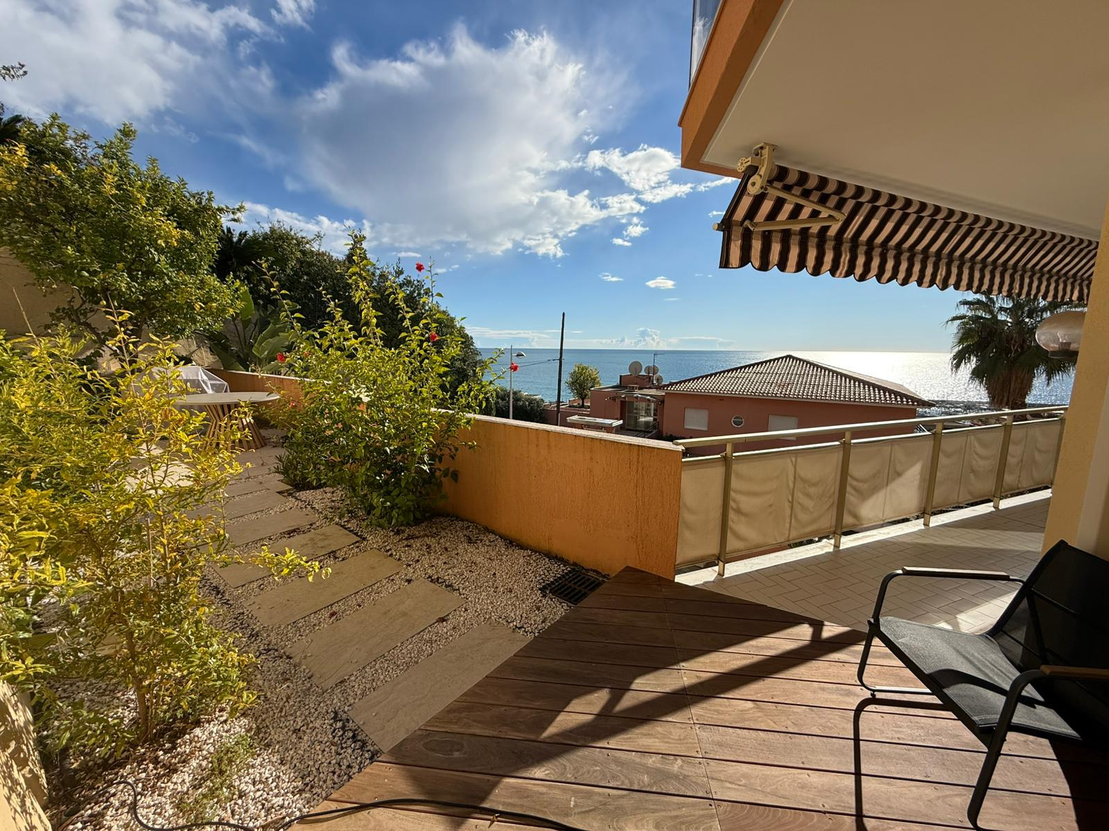 EXCLUSIVITE MENTON  GARAVAN MAGNIFIQUE T4  VUE IMPRENABLE-BALCON/TERRASSE ET JARDINET,GARAGE, PARKING ET CAVE. — photo 3