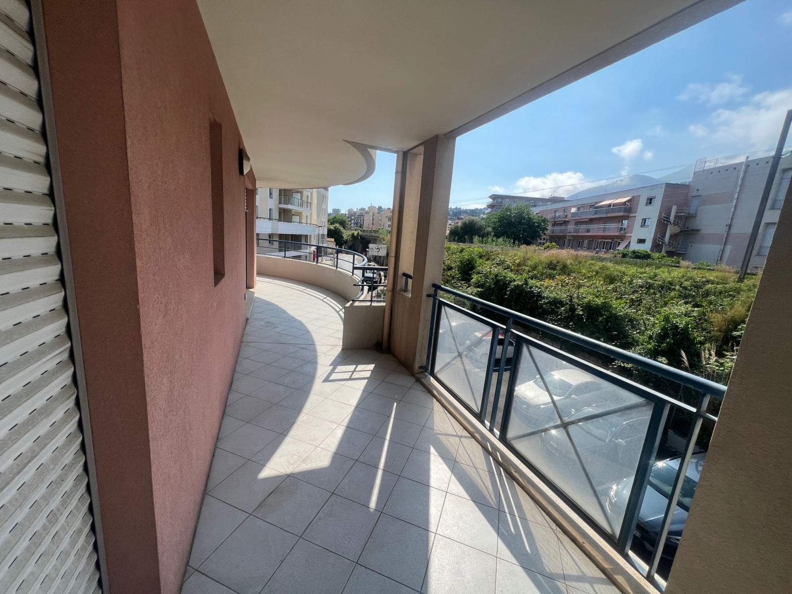 NOUVEAUTE-- T2 de 43m2 avec balcon circulaire de 30 m2- Triple expositions- Lumineux et proche toutes commodit — photo 2