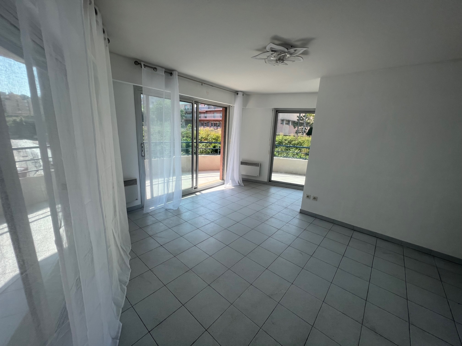 NOUVEAUTE-- T2 de 43m2 avec balcon circulaire de 30 m2- Triple expositions- Lumineux et proche toutes commodit — photo 3