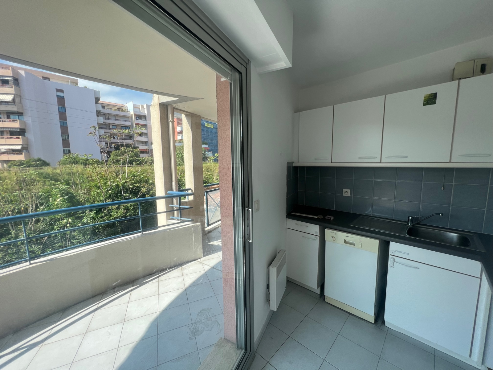NOUVEAUTE-- T2 de 43m2 avec balcon circulaire de 30 m2- Triple expositions- Lumineux et proche toutes commodit — photo 4