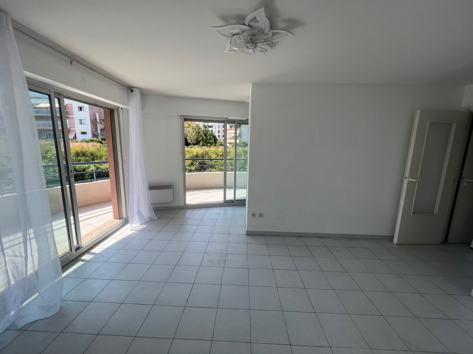 NOUVEAUTE-- T2 de 43m2 avec balcon circulaire de 30 m2- Triple expositions- Lumineux et proche toutes commodit — photo 5