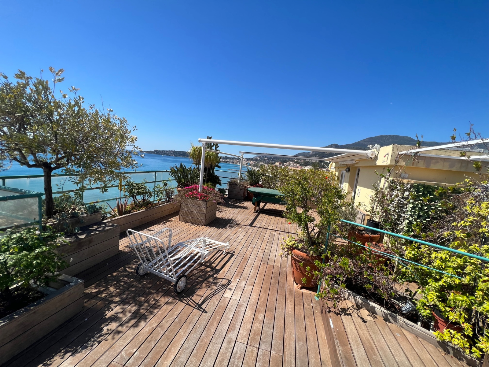 BIEN D'EXCEPTION- Bord de Mer MENTON CENTRE- Duplex de 134m2 avec son Solarium de 70m2-Vue panoramique sur 360 — photo 1
