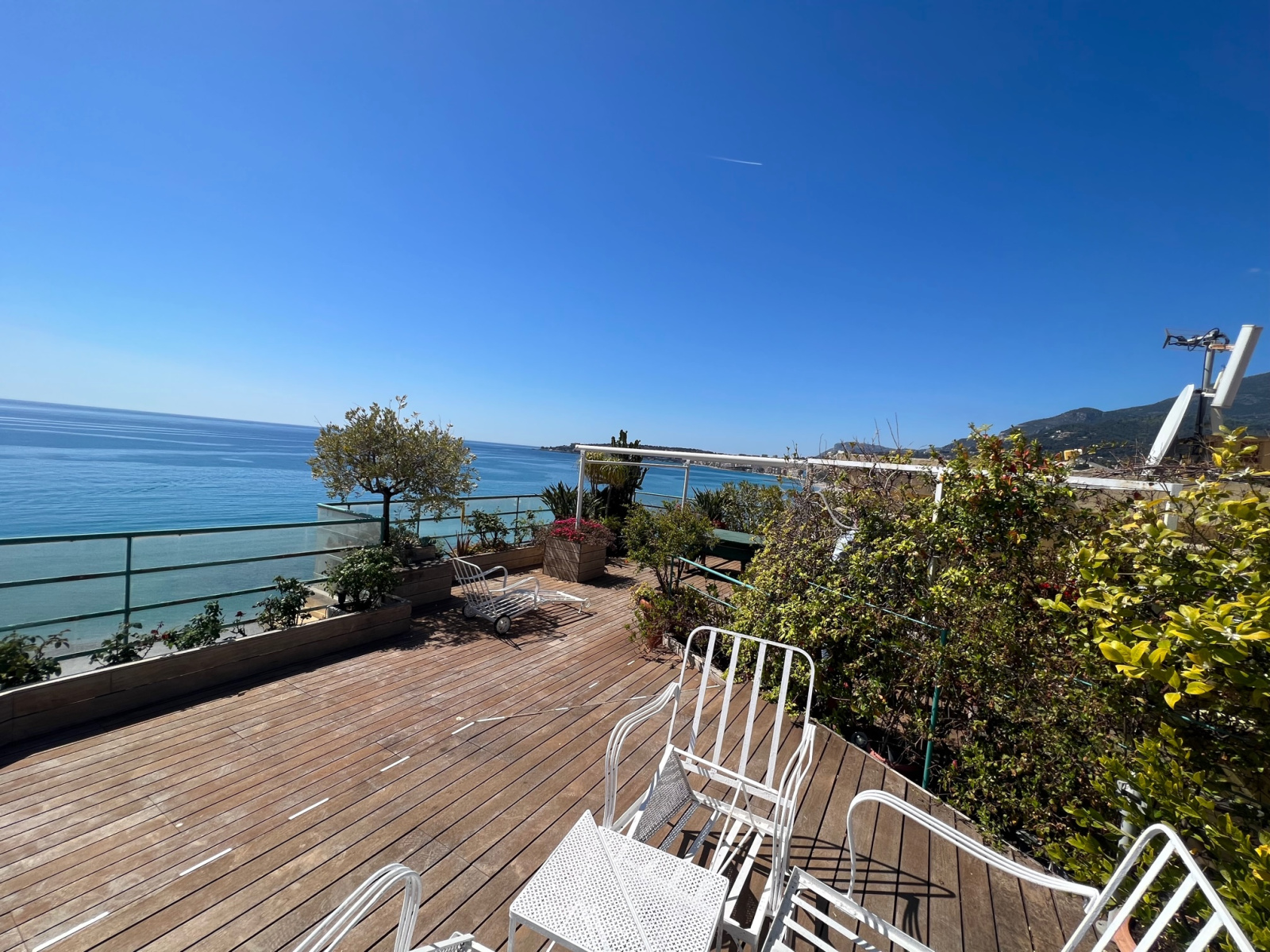 BIEN D'EXCEPTION- Bord de Mer MENTON CENTRE- Duplex de 134m2 avec son Solarium de 70m2-Vue panoramique sur 360 — photo 2