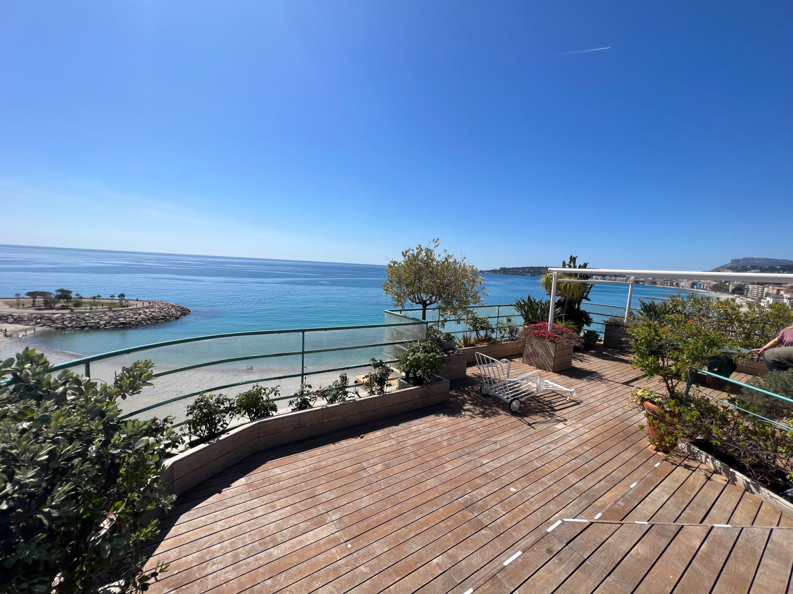 BIEN D'EXCEPTION- Bord de Mer MENTON CENTRE- Duplex de 134m2 avec son Solarium de 70m2-Vue panoramique sur 360 — photo 3