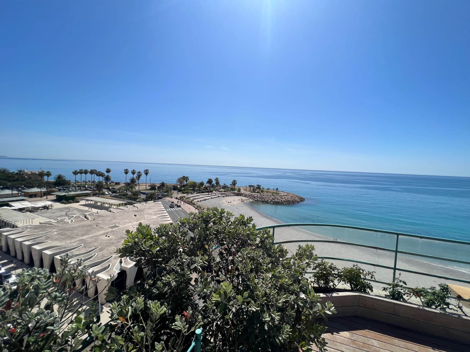 BIEN D'EXCEPTION- Bord de Mer MENTON CENTRE- Duplex de 134m2 avec son Solarium de 70m2-Vue panoramique sur 360 — photo 4