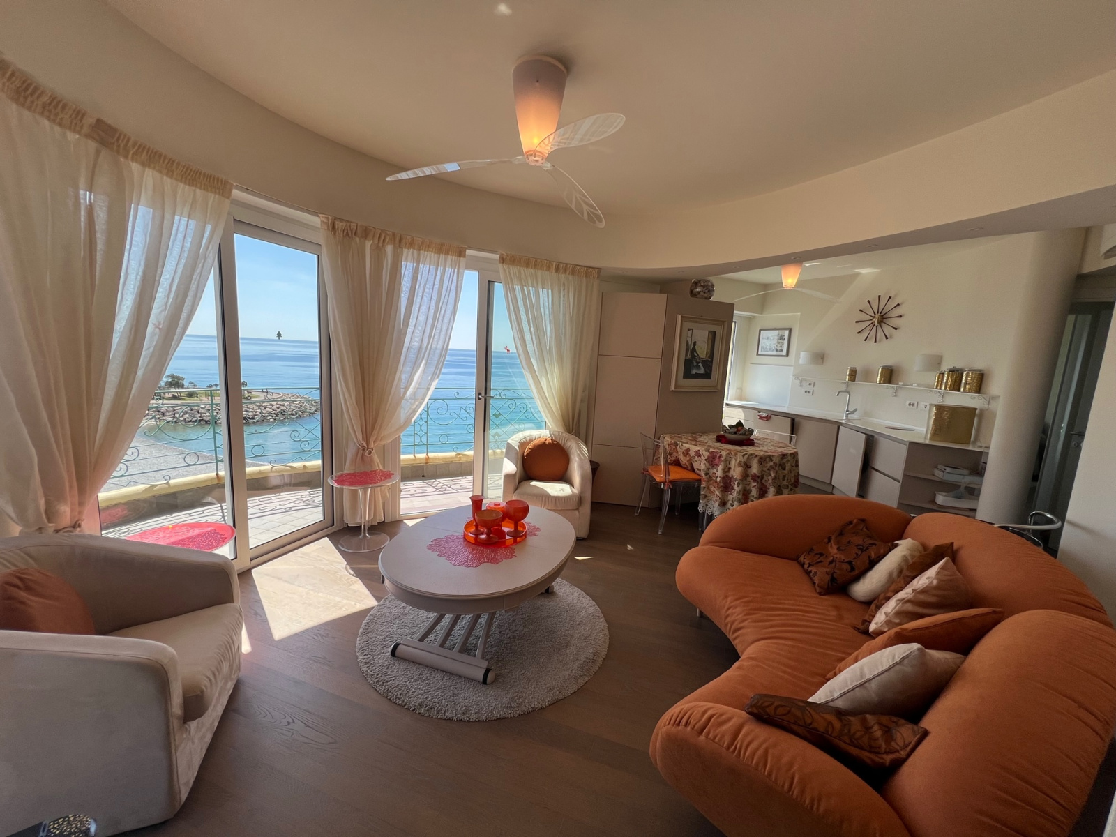 BIEN D'EXCEPTION- Bord de Mer MENTON CENTRE- Duplex de 134m2 avec son Solarium de 70m2-Vue panoramique sur 360 — photo 5