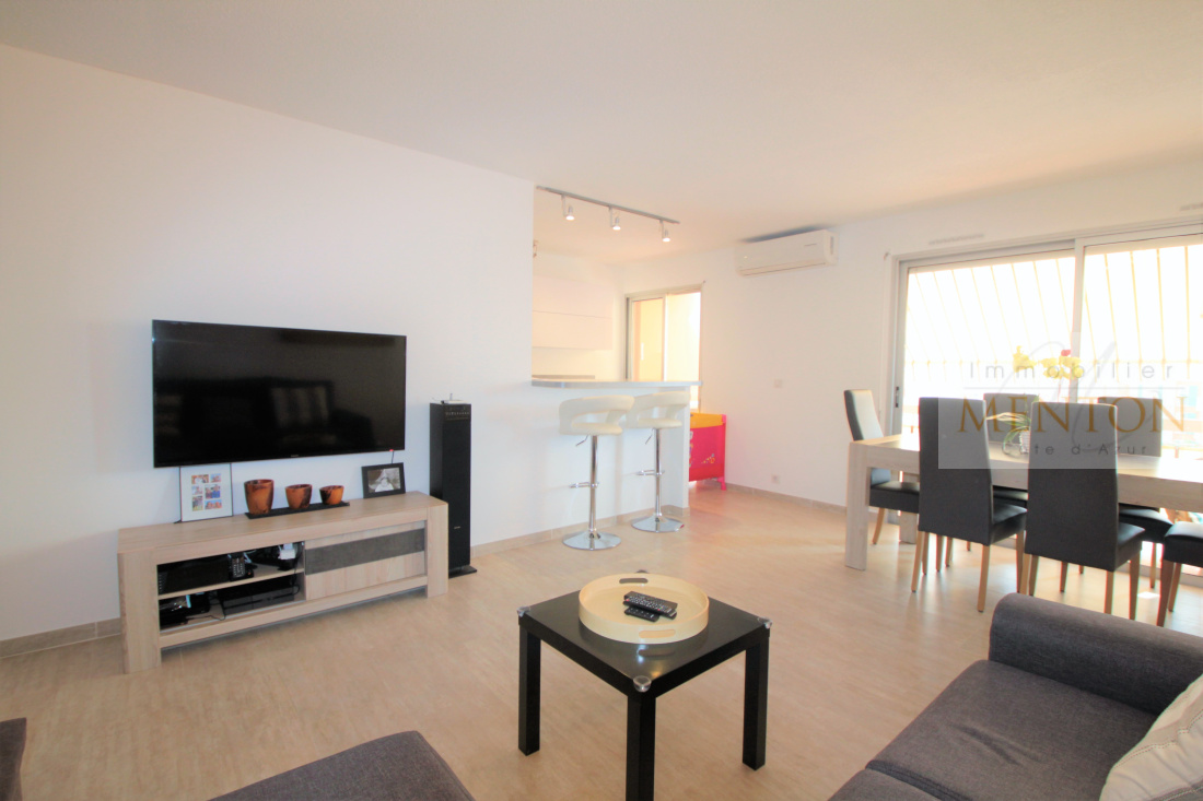 Menton, début borrigo, ce beau 3 pièces  entièrement rénové,en étage élevé, terrasses, — Menton