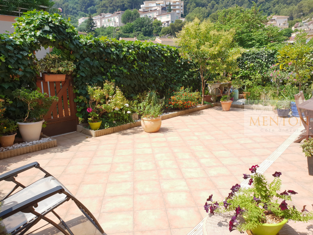 Menton, proche de Carnolès, beau 4 pièces en duplex, jardin-terrasse, garage — Menton