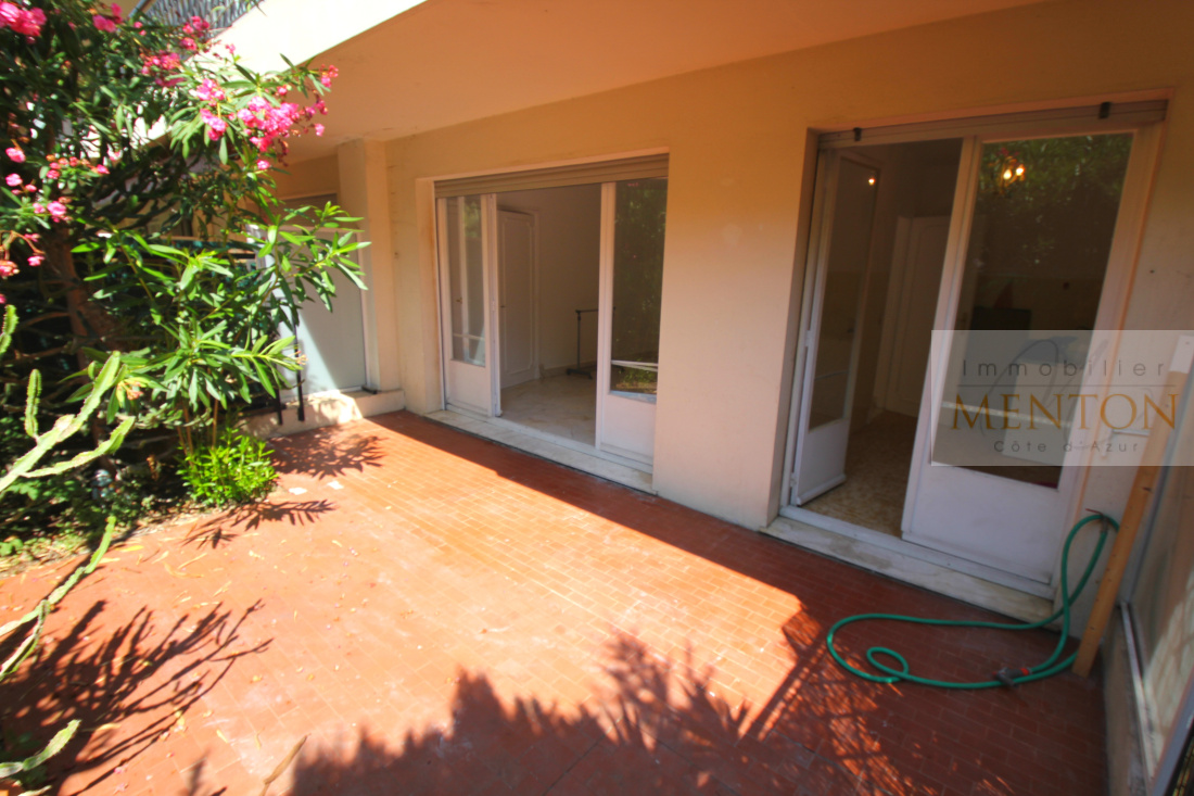 menton, centenaire, au calme, studio 29 m², jardin terrasse de 24 m², à 250 m des plages — Menton