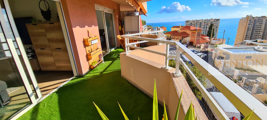 Beausoleil , grand appartement  état neuf avec terrasse , étage élevé,face monaco,au calme, exposition ouest — Menton