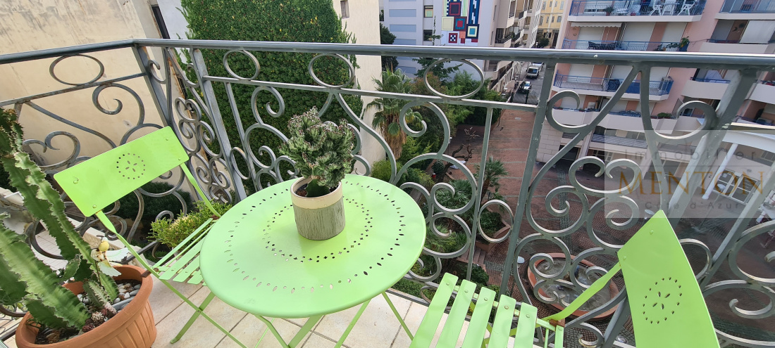 Menton centre ville balcon 3 pièces dernier étage — Menton