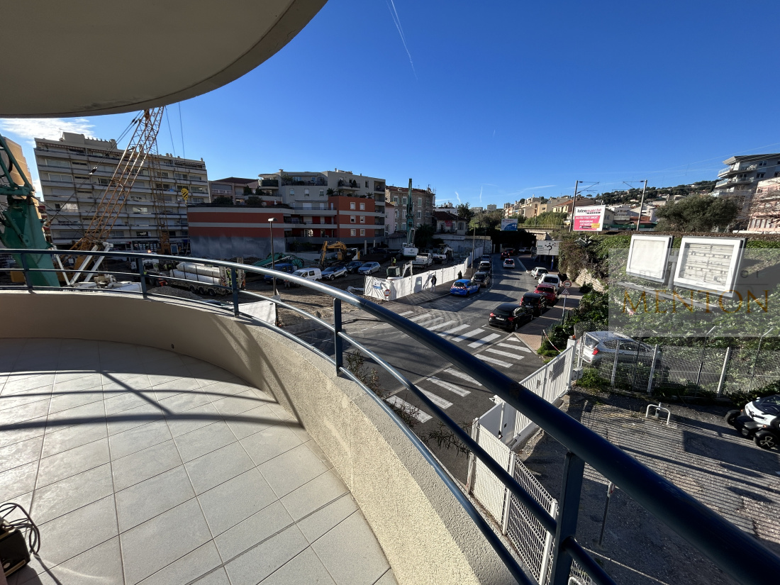 Menton, limite Roquebrune, 2 pièces terrasse garage — Menton