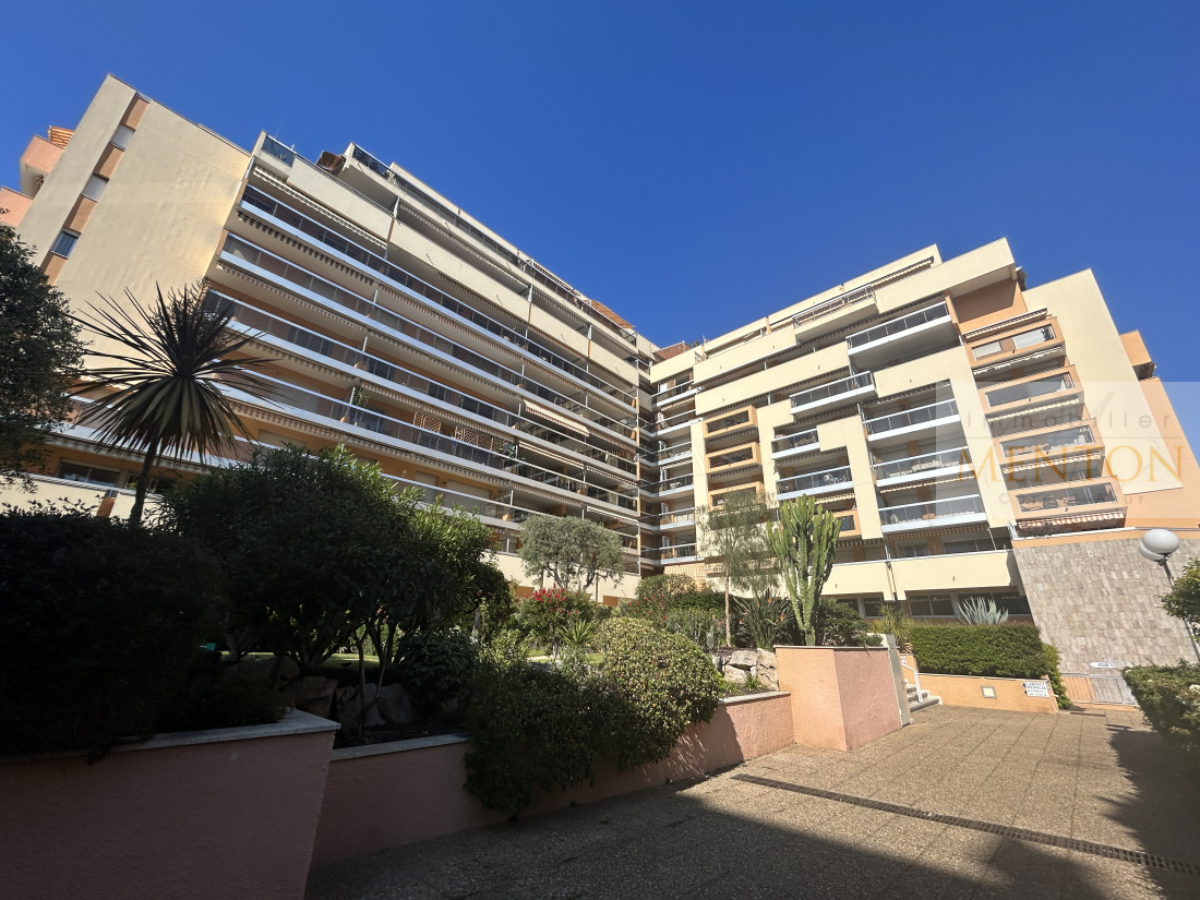 Menton centre ville 2 pièces terrasse cave garage en option — Menton