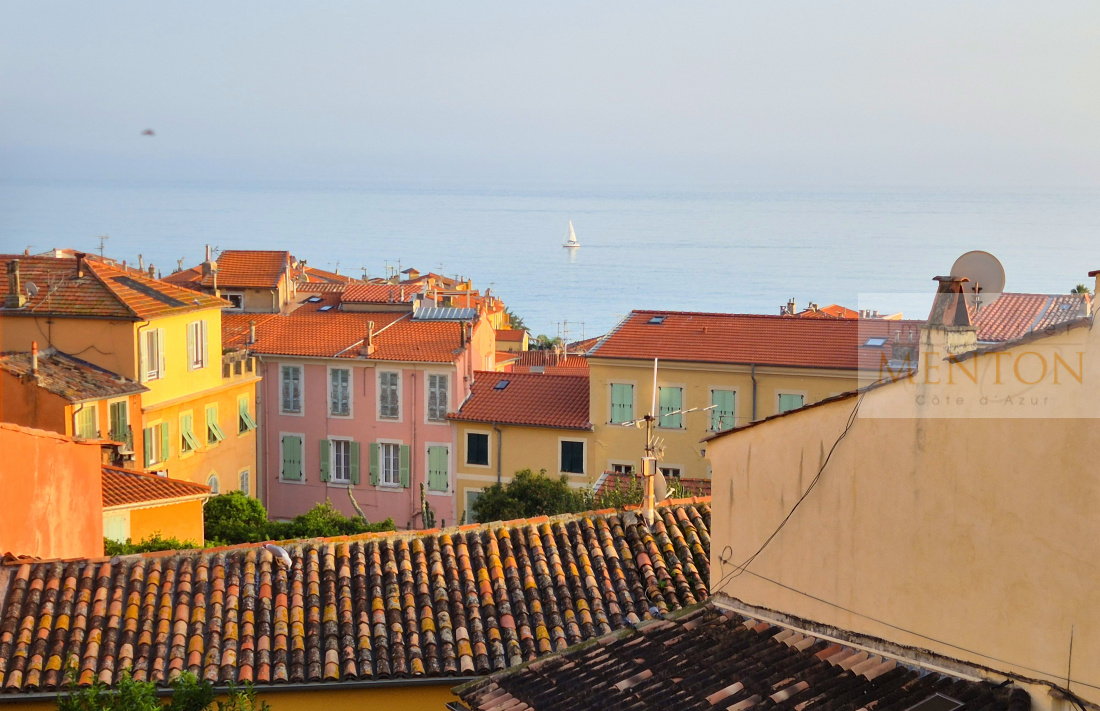 menton, studio 26,50 m² , rénové par architecte, pleine vue mer panoramique, accès facile — Menton