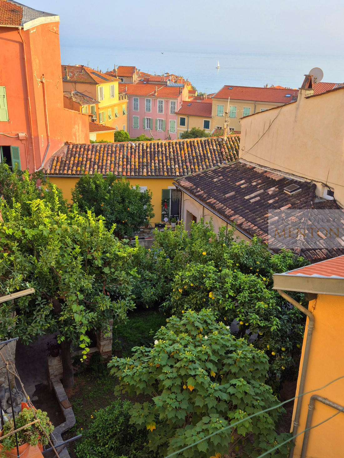 menton, studio 26,50 m² , rénové par architecte, pleine vue mer panoramique, accès facile — photo 2