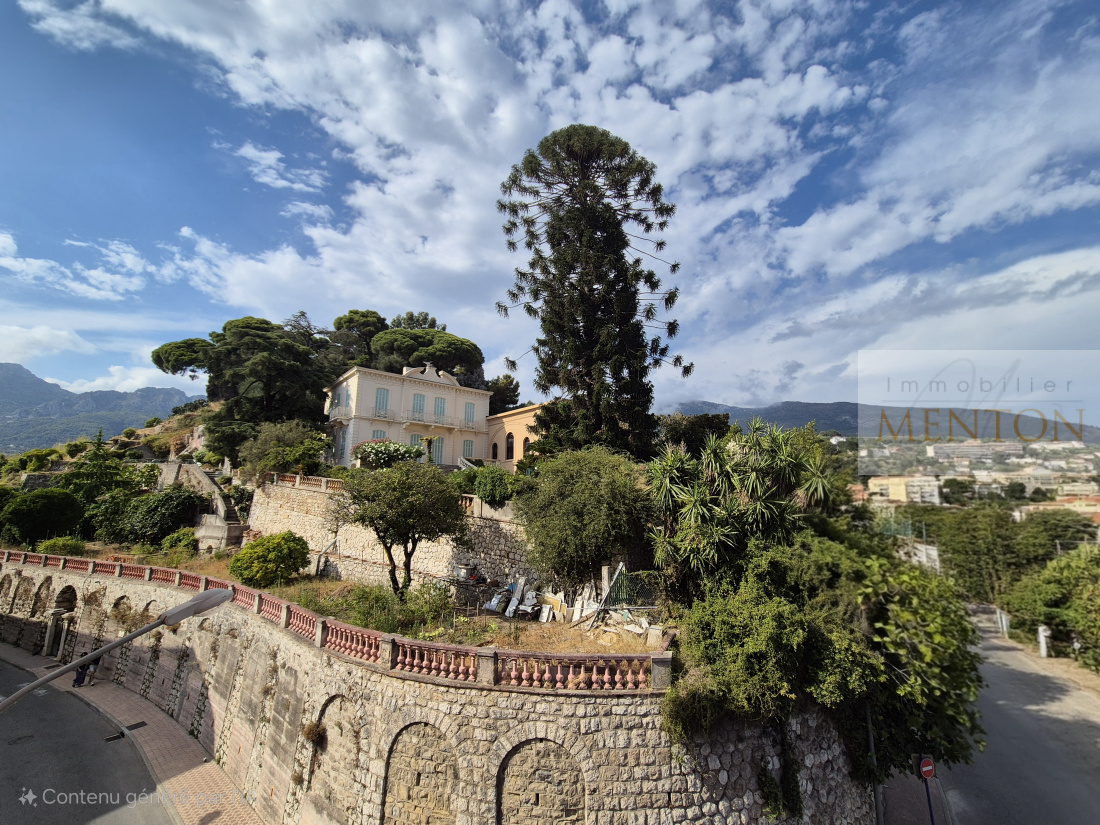 Menton, bas borrigo, appartement 3 pièces, 70 m² , 15 m² de terrasses , 3 ème étage, — Menton