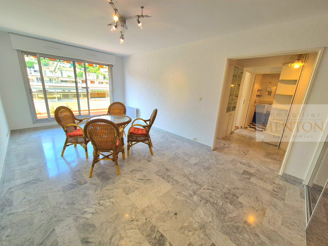 menton, dernier étage, 2 pièces de 50 m², terrasse de 13 m² , exposition ouest, belle résidence — Menton