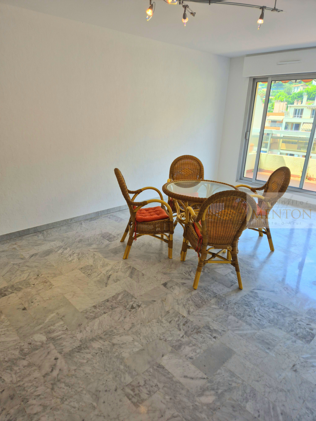 menton, dernier étage, 2 pièces de 50 m², terrasse de 13 m² , exposition ouest, belle résidence — photo 3