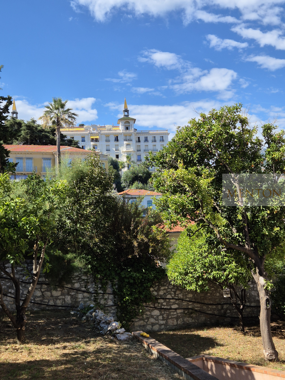 Menton 2 pièces , bas quartier riviera ,, dans petite résidence, jardin privatif au 1 er étage. — Menton