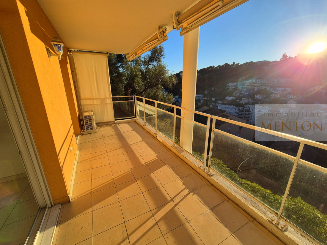 Menton, début route de Gorbio, beau 2 pièce, étage élévé ,terrasse 13 m², exposition ouest — photo 4