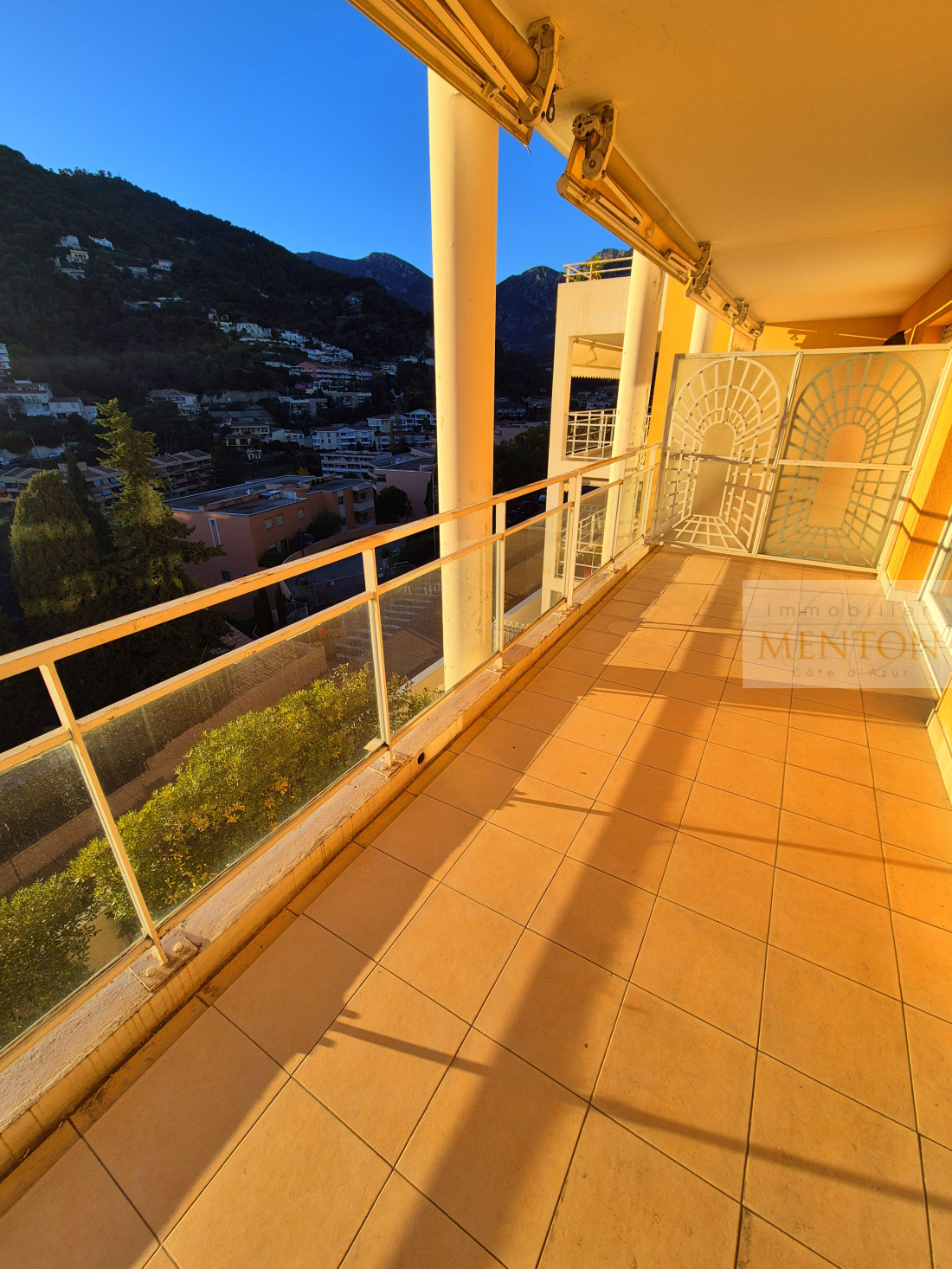 Menton, début route de Gorbio, beau 2 pièce, étage élévé ,terrasse 13 m², exposition ouest — photo 5