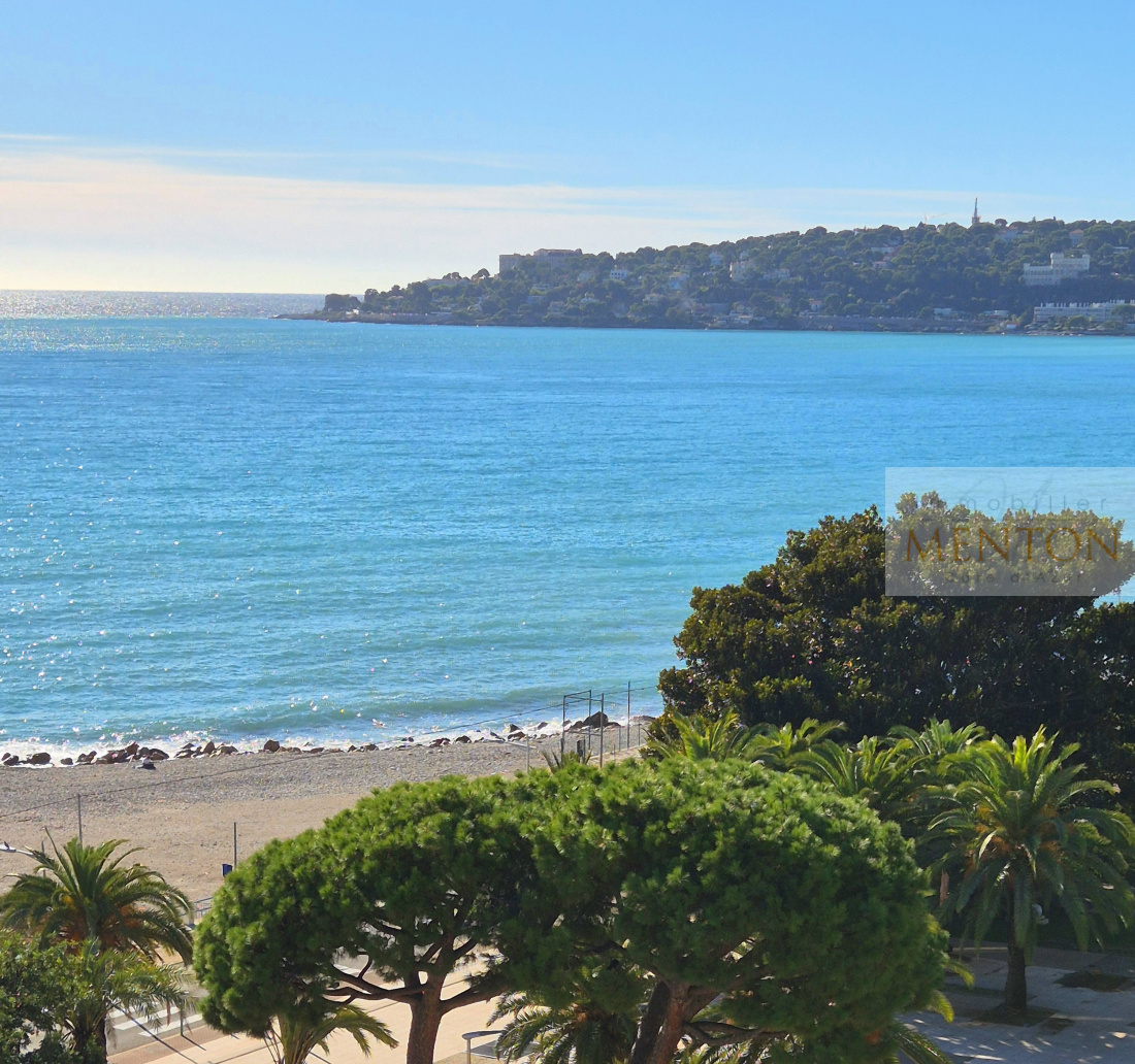exceptionnel 3 pièces de 79 m² et 63 m² de terrasse en 8 ème et dernier étage, vue panoramique  mer — Menton