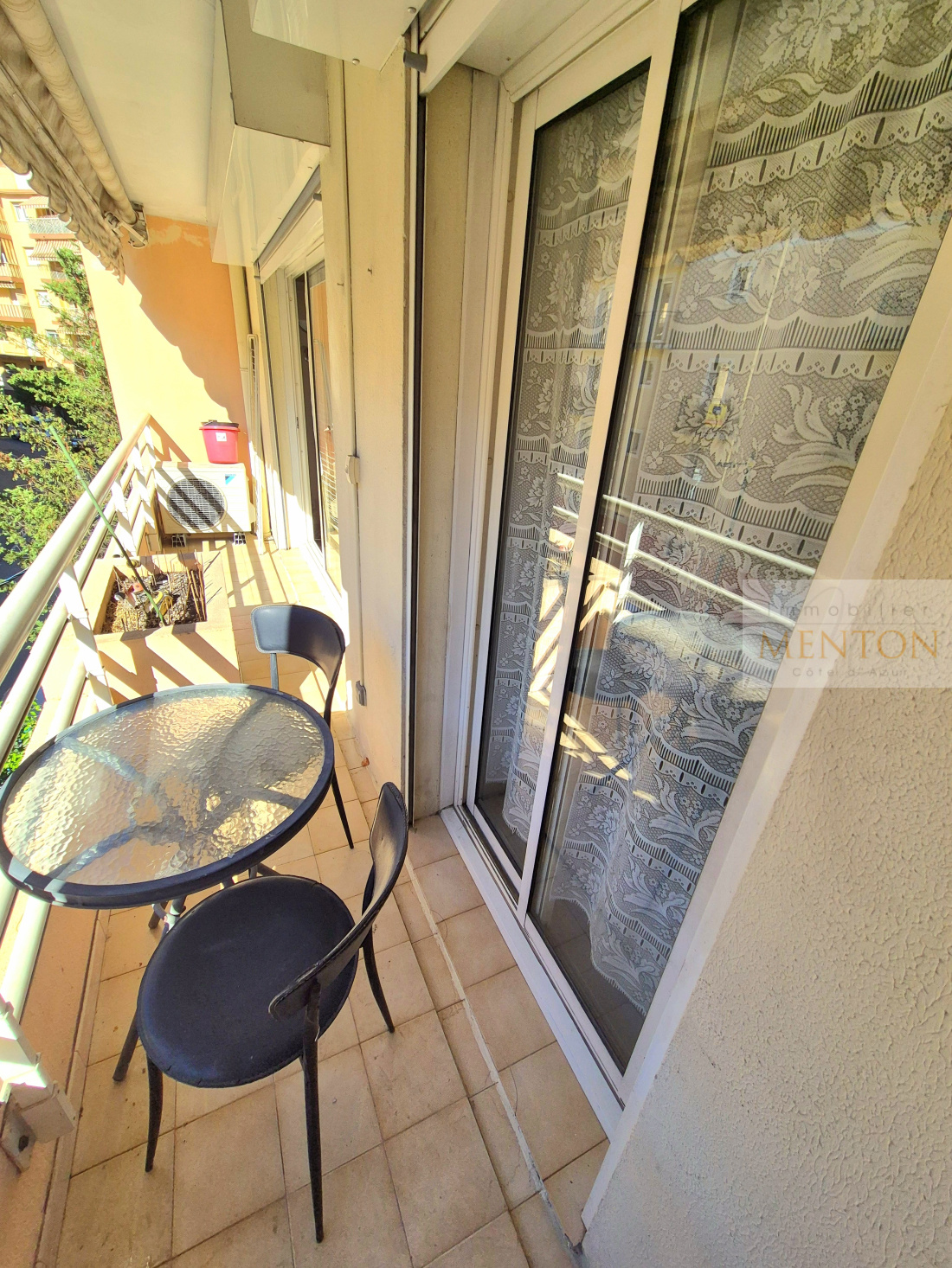 Menton, borrigo, grand 2 pièces, terrasse, cave, à 900 m du bord de mer. — photo 2