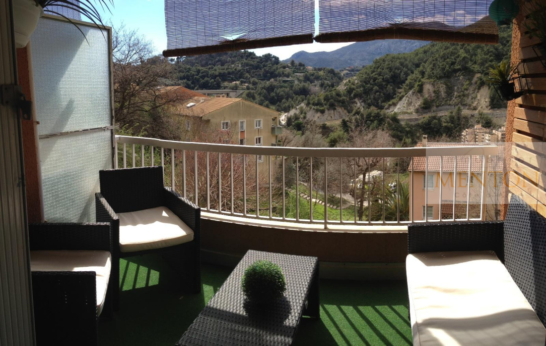 Proche A8, commerces écoles, dans résidence au calme, 4 pièces en duplex, jolie rénovation, terrasse, balcon, — Menton