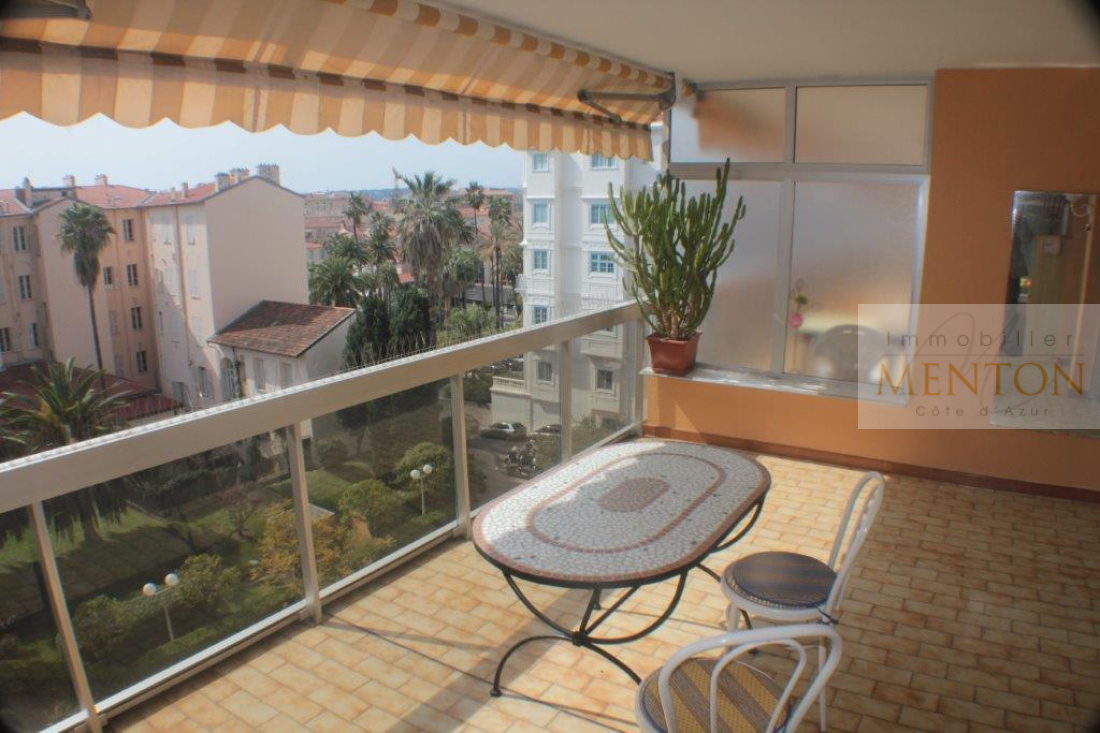 Menton, 3 pièces , étage élevé, 17m² de terrasse plein sud, belle vue panoramique, garage,cave — Menton