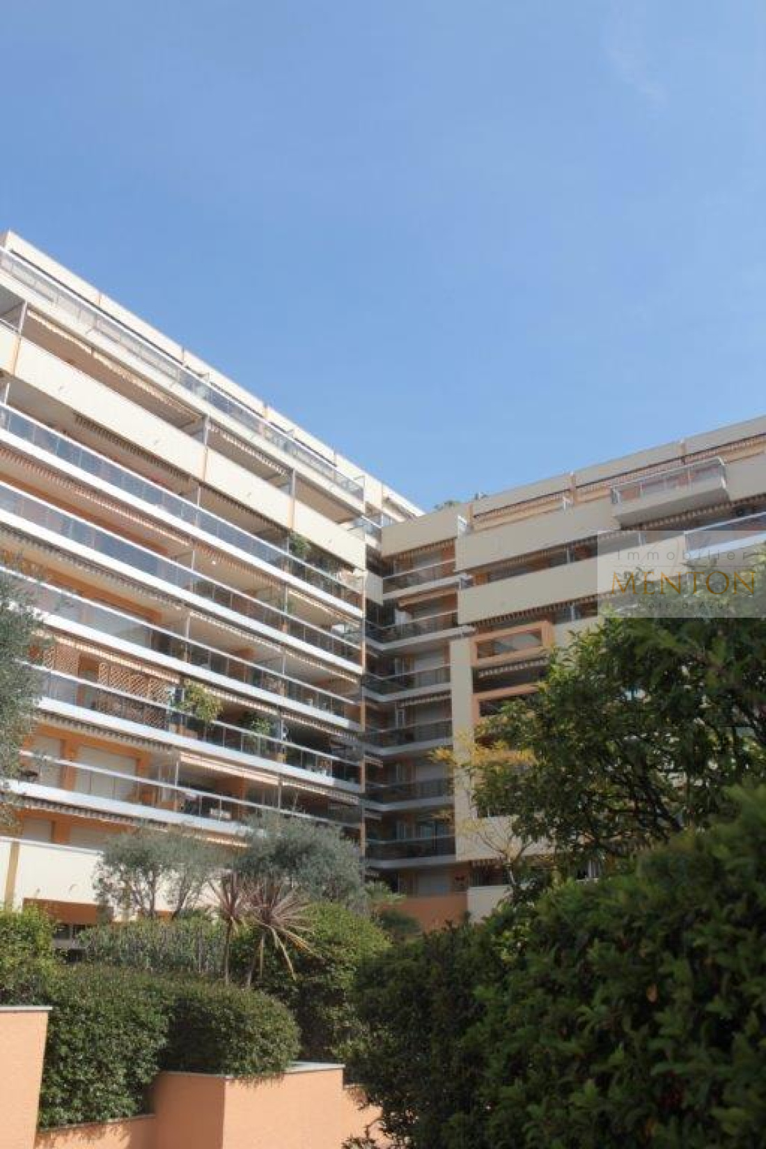 Menton, 3 pièces , étage élevé, 17m² de terrasse plein sud, belle vue panoramique, garage,cave — photo 3