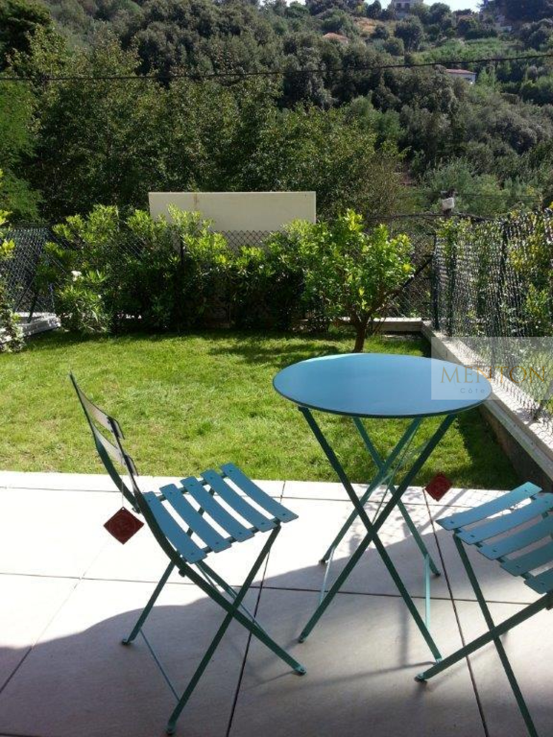 Menton à 2400 m des plages ce beau studio, terrasse, jardin , en étage, dans une résidence neuve — Menton