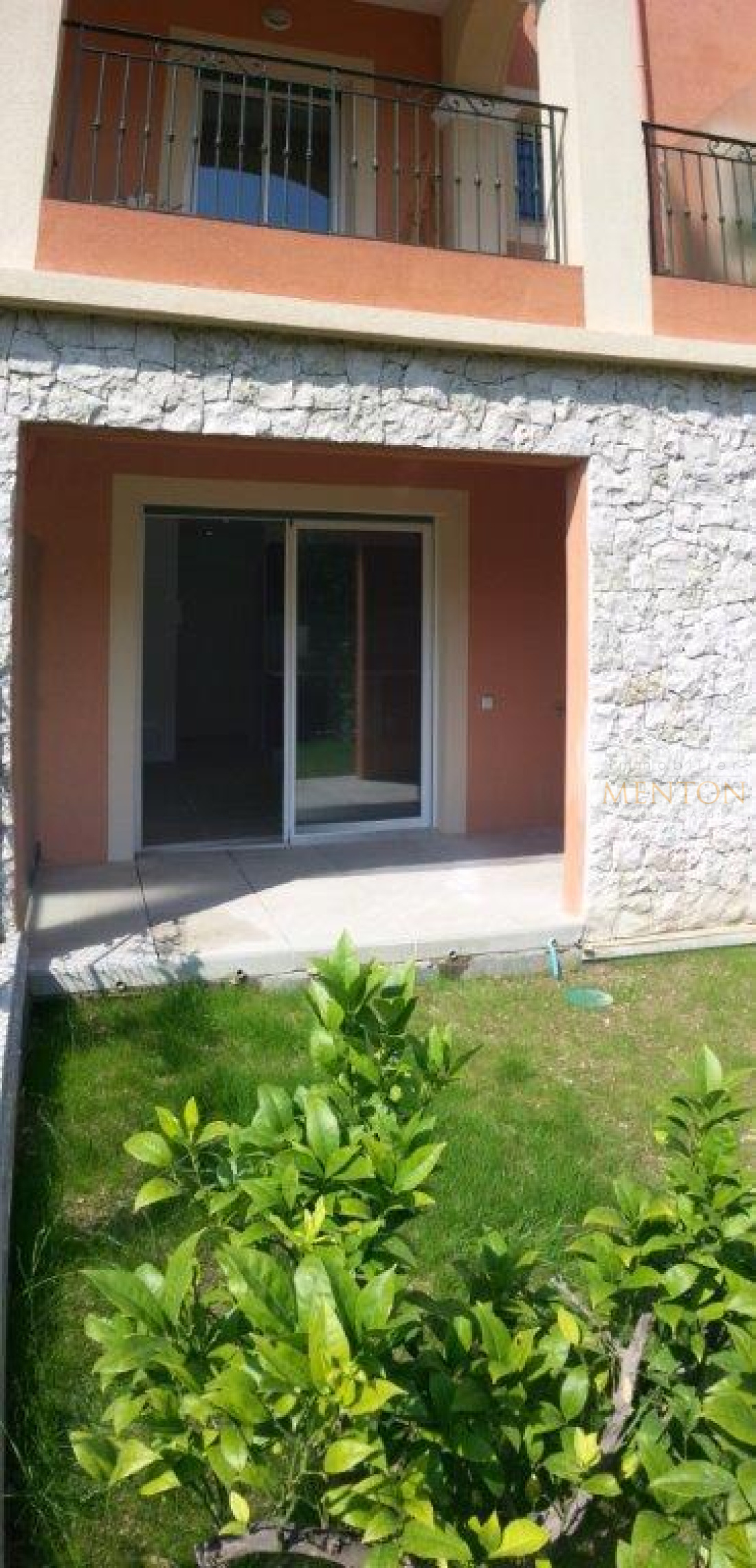 Menton à 2400 m des plages ce beau studio, terrasse, jardin , en étage, dans une résidence neuve — photo 5
