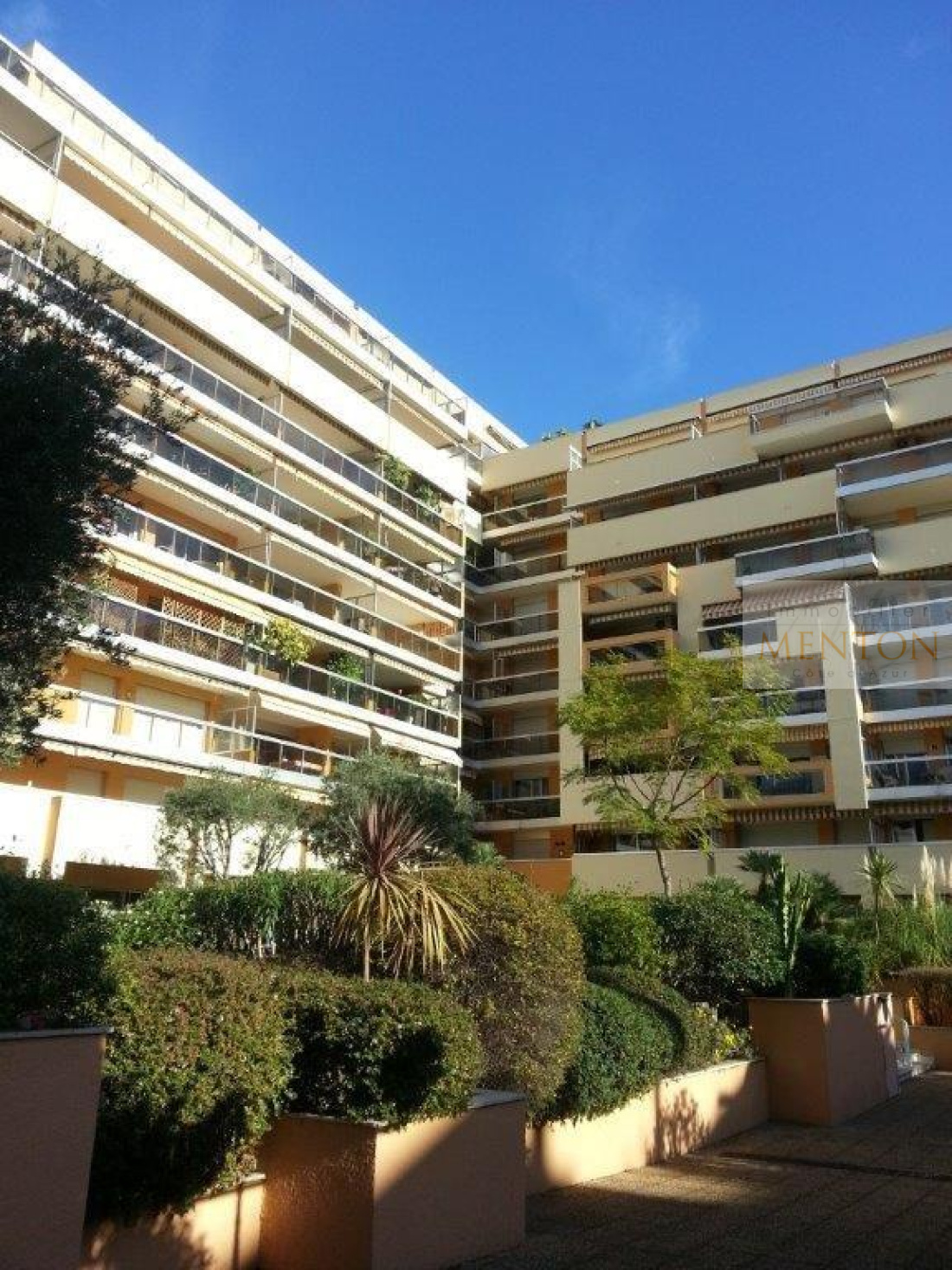 menton centre, carré d or , ce 2 pièces , terrasse , à 200 m de la mer, belle vue jardin, orient palace, — photo 5