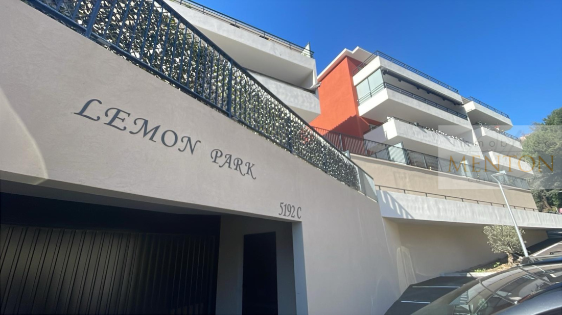 Menton -gorbio, ce parking extérieur de 13,5 m² , dans une résidence contemporaine. — Menton