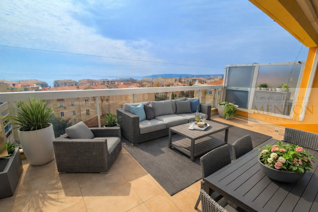 Menton , 8 ème  dernier étage, 3 p de 72 m² et 22 m² de terrasses, exposition sud — Menton