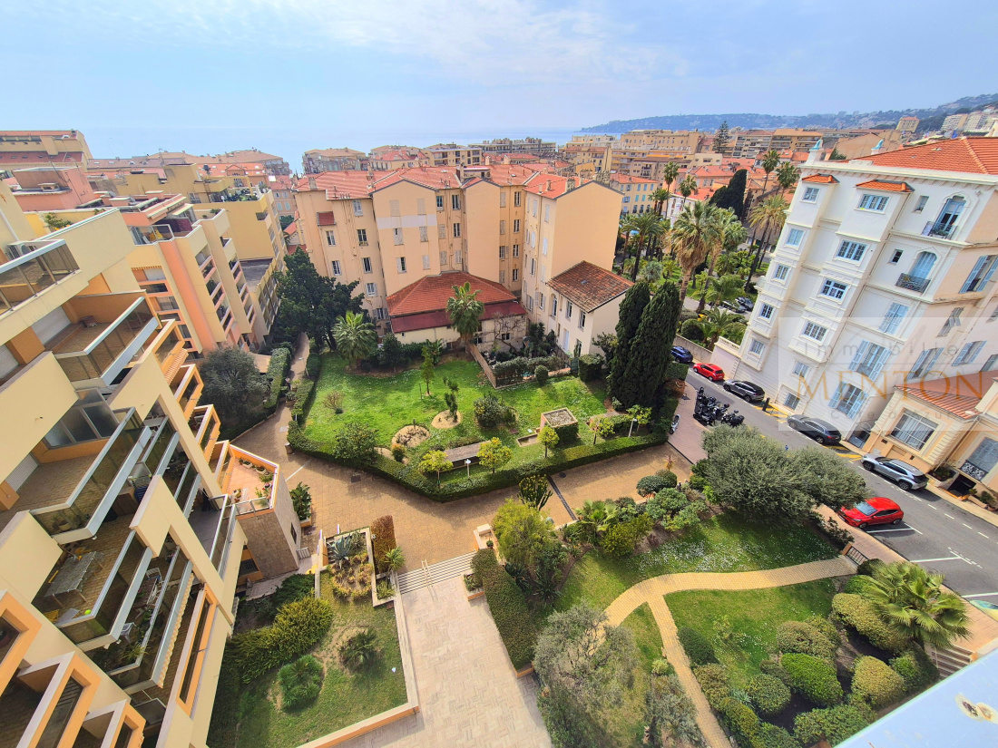 Menton , 8 ème  dernier étage, 3 p de 72 m² et 22 m² de terrasses, exposition sud — photo 2