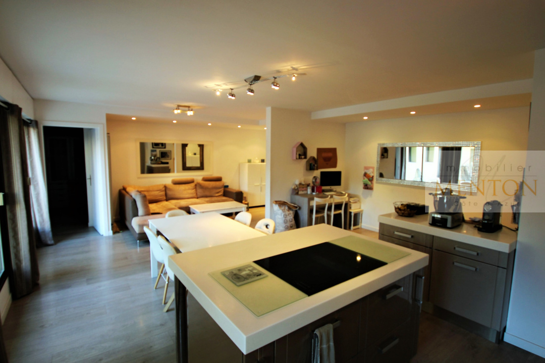 Menton centre, dans un bel immeuble situé dans le carré d 'or, entre la mer et les tennis , ce 4 pièces de 119 — photo 2