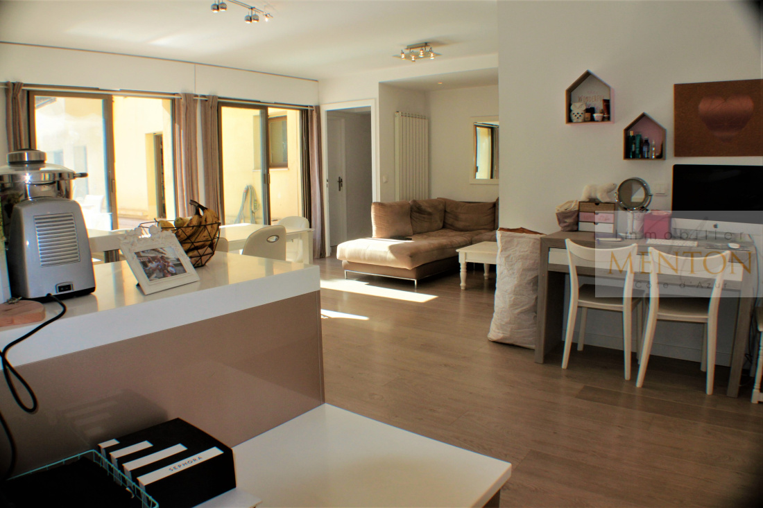 Menton centre, dans un bel immeuble situé dans le carré d 'or, entre la mer et les tennis , ce 4 pièces de 119 — photo 4