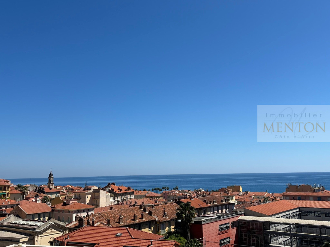 menton, dans un hotel particulier ce 4 pièces, terrasses 35 m² expo sud , terrain , vue mer — Menton