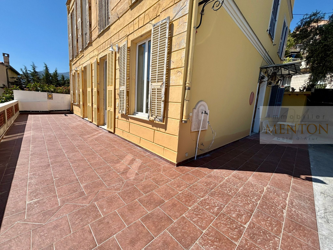 menton, dans un hotel particulier ce 4 pièces, terrasses 35 m² expo sud , terrain , vue mer — photo 2