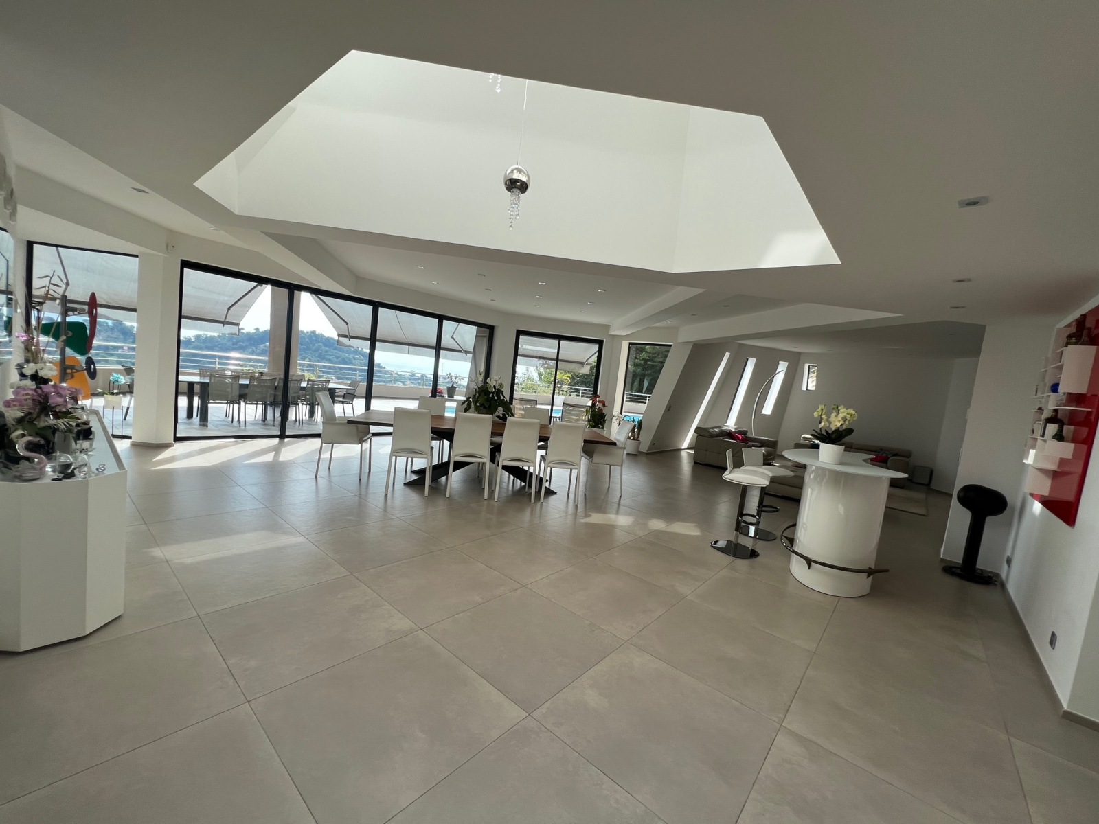 BIEN DE PRESTIGE Menton-somptueuse maison d'une architecture très moderne- vue panoramique- 7 pièces 335m2-Ter — photo 1
