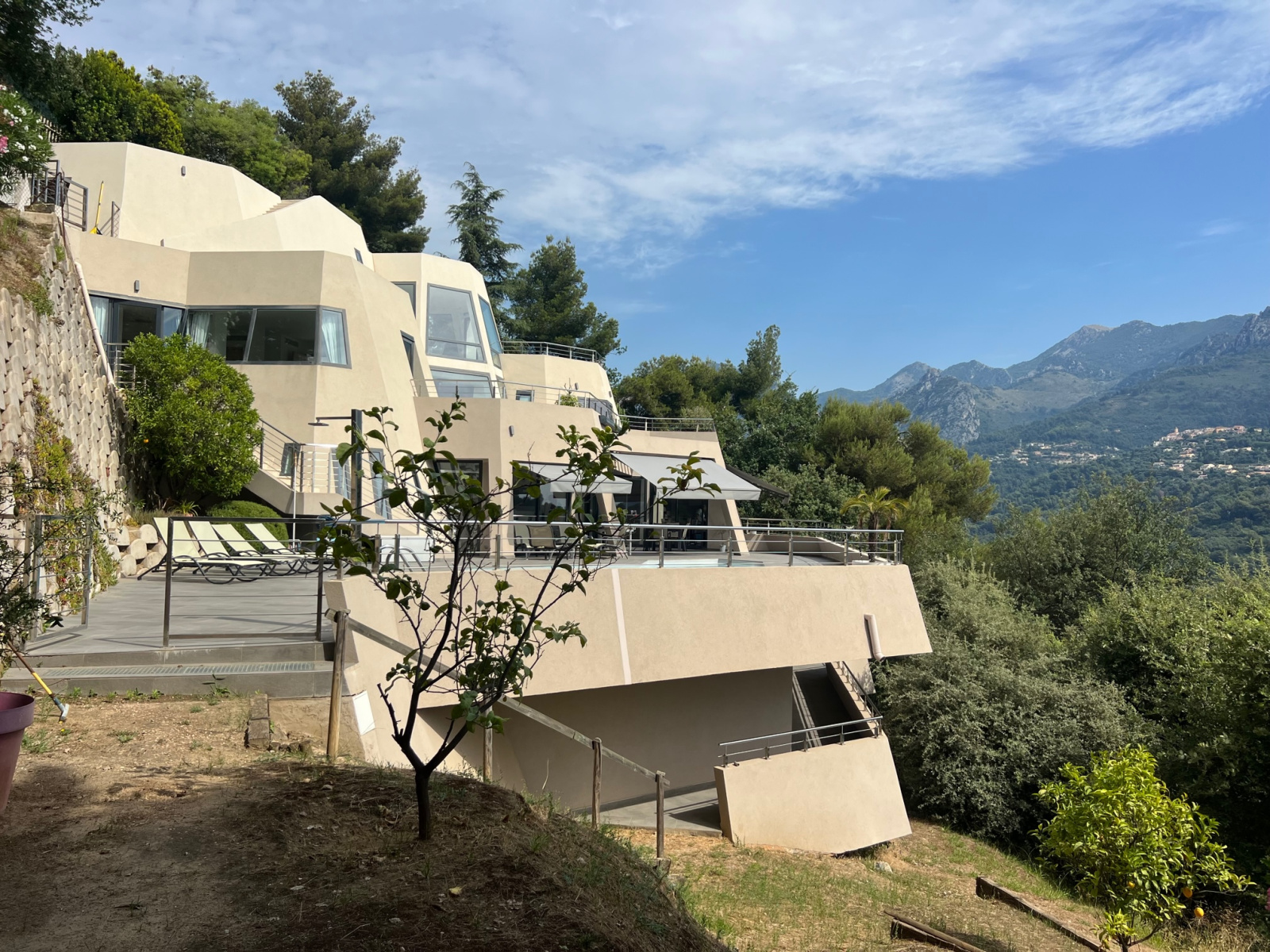 BIEN DE PRESTIGE Menton-somptueuse maison d'une architecture très moderne- vue panoramique- 7 pièces 335m2-Ter — photo 2