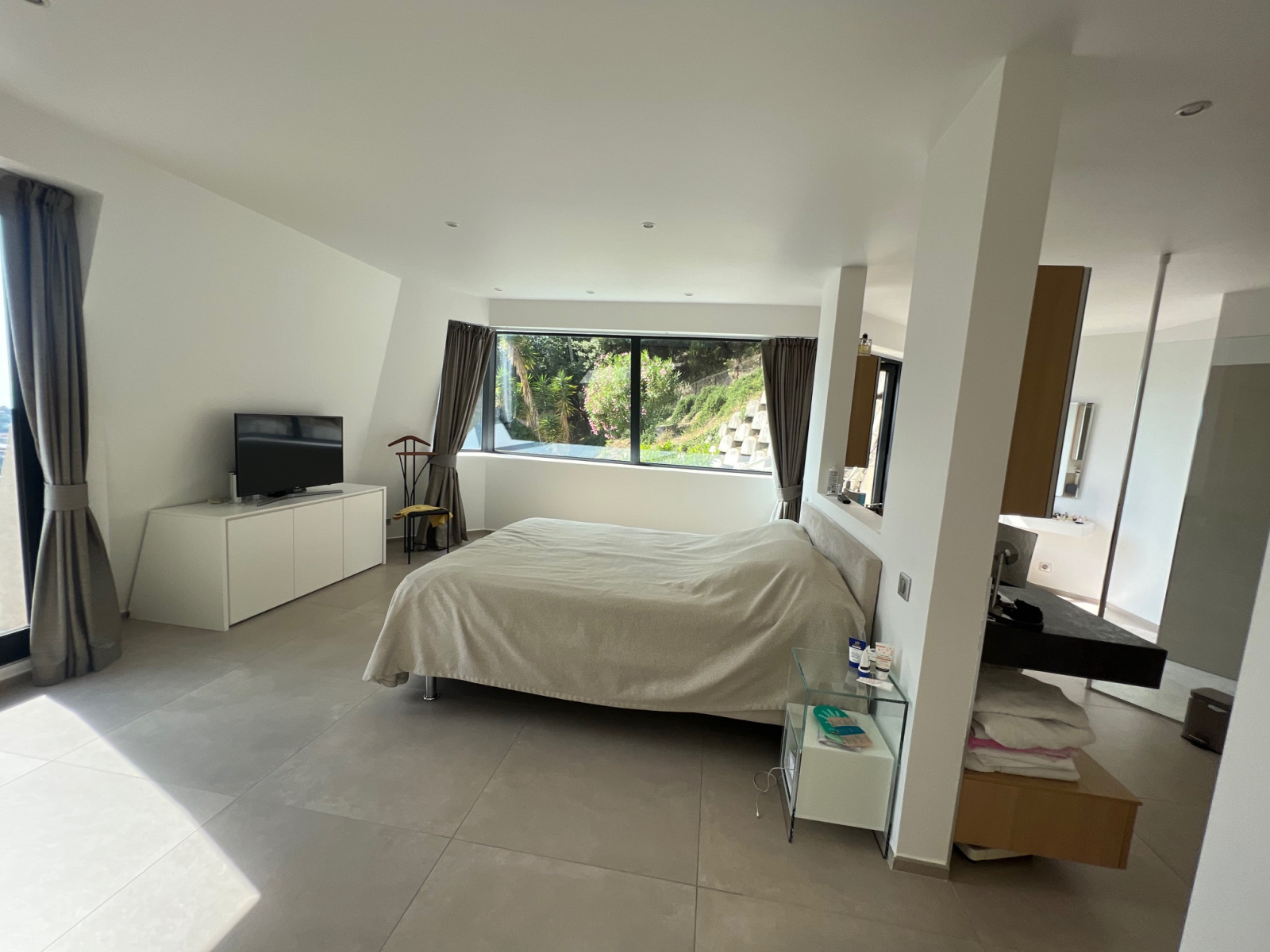 BIEN DE PRESTIGE Menton-somptueuse maison d'une architecture très moderne- vue panoramique- 7 pièces 335m2-Ter — photo 4